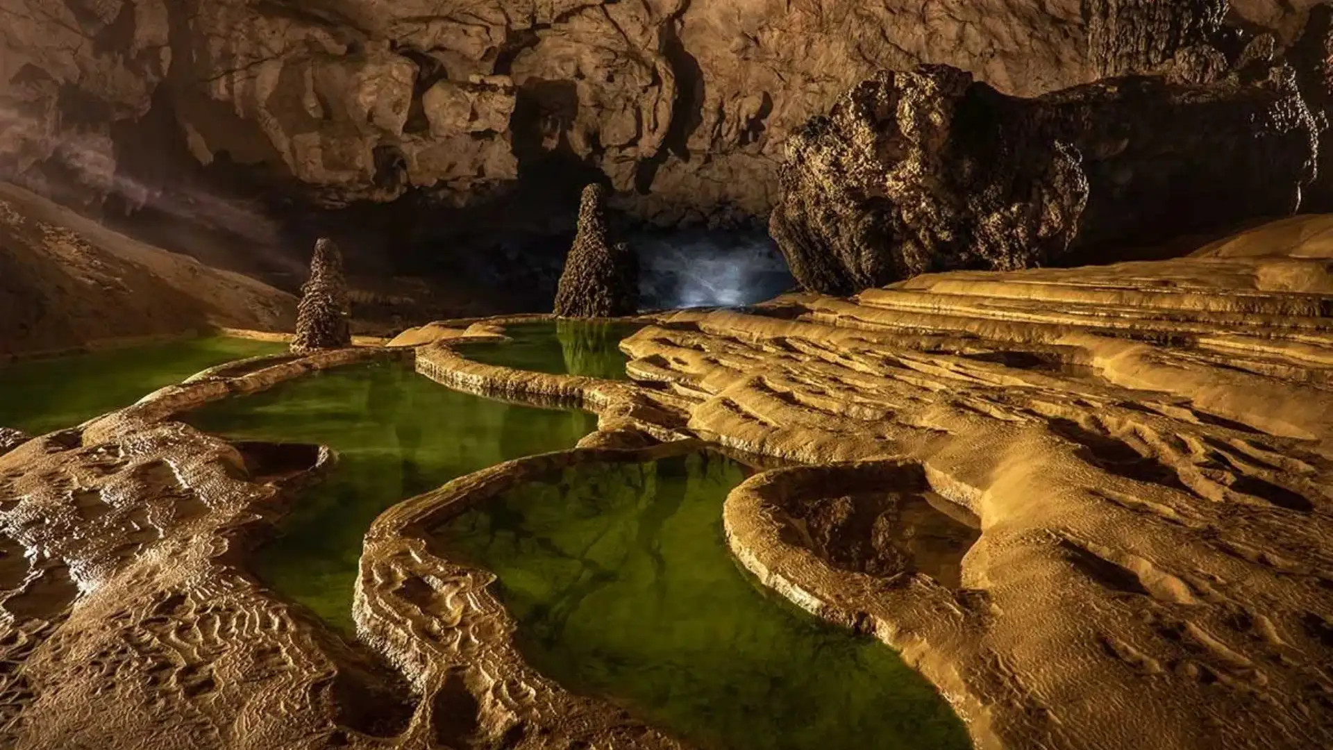 Động Ngườm Ngao cách thác Bản Giốc khoảng 3km