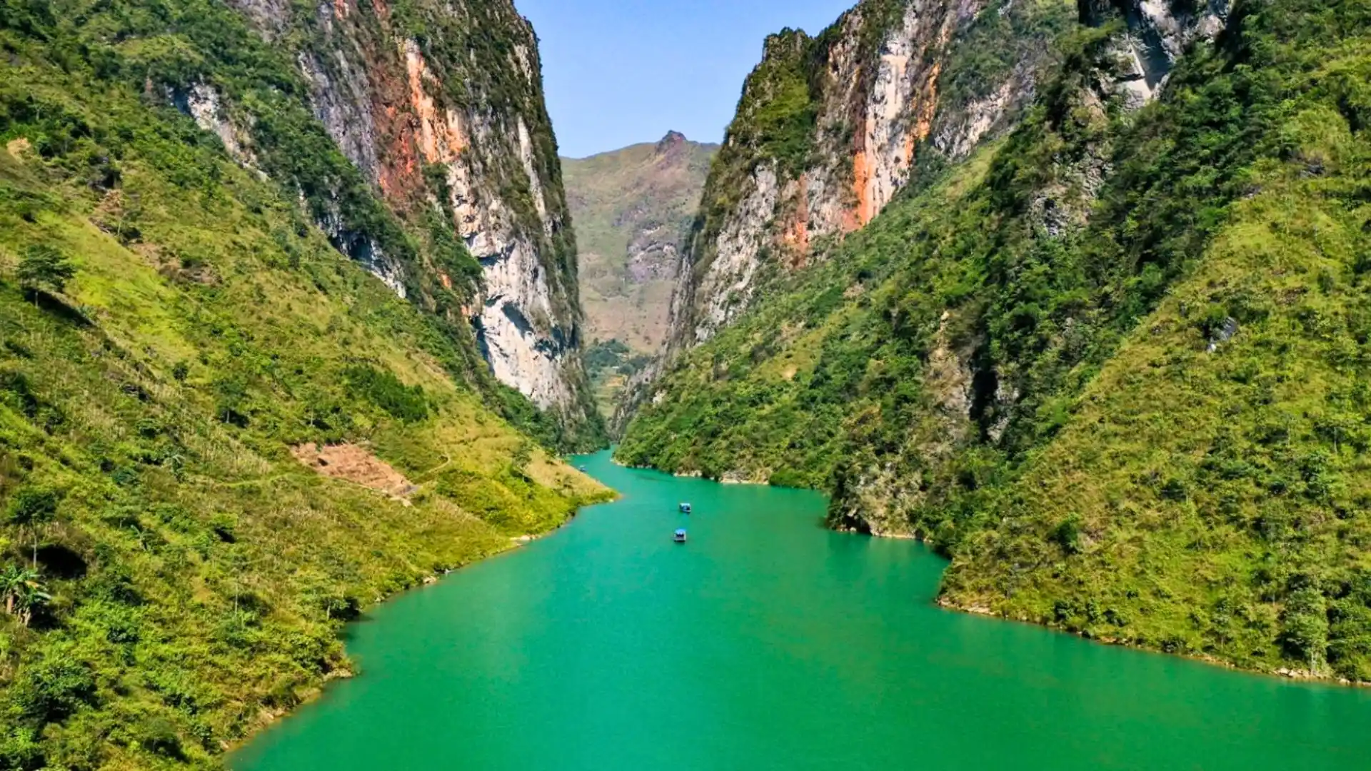 Sông Nho Quế với dòng nước trong xanh