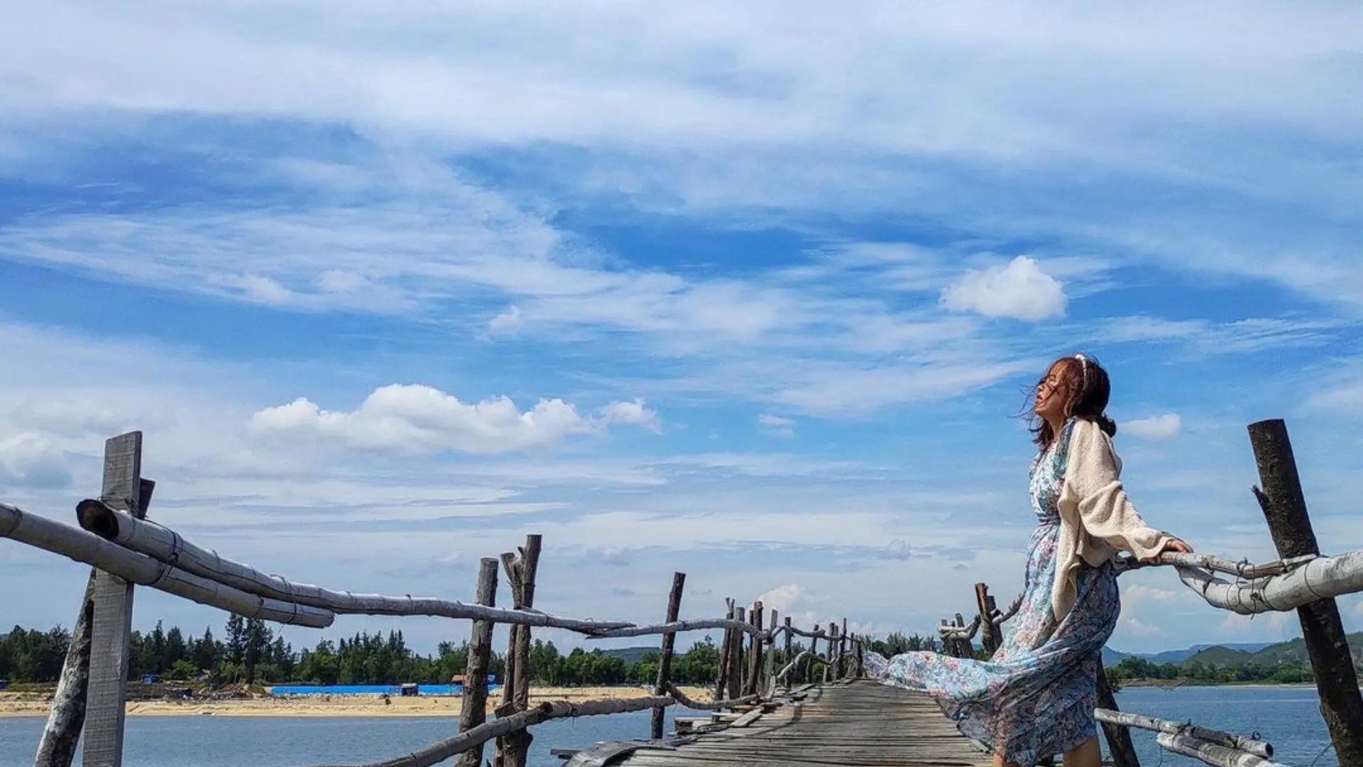 Check-in tại cầu gỗ Đầm Ô Loan