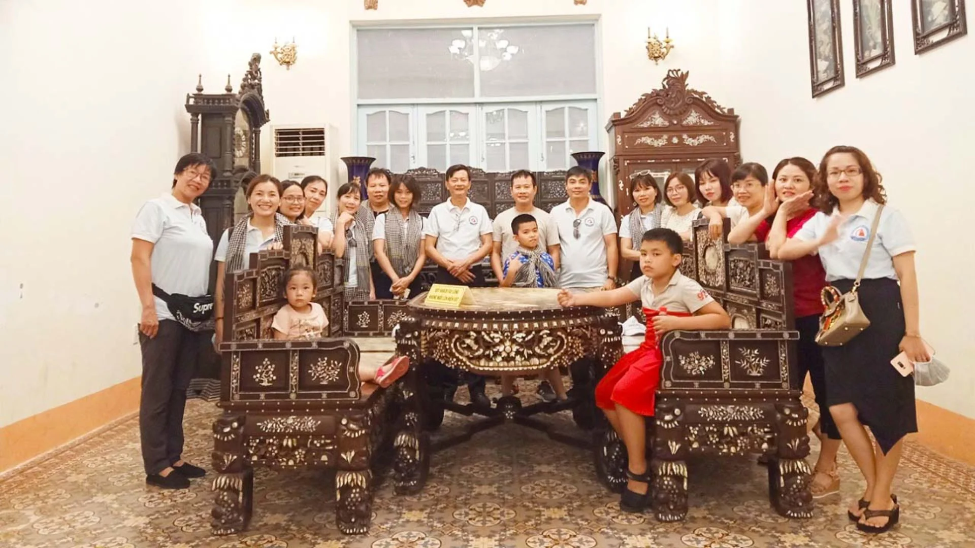 Du khách check-in trong nhà công tử Bạc Liêu