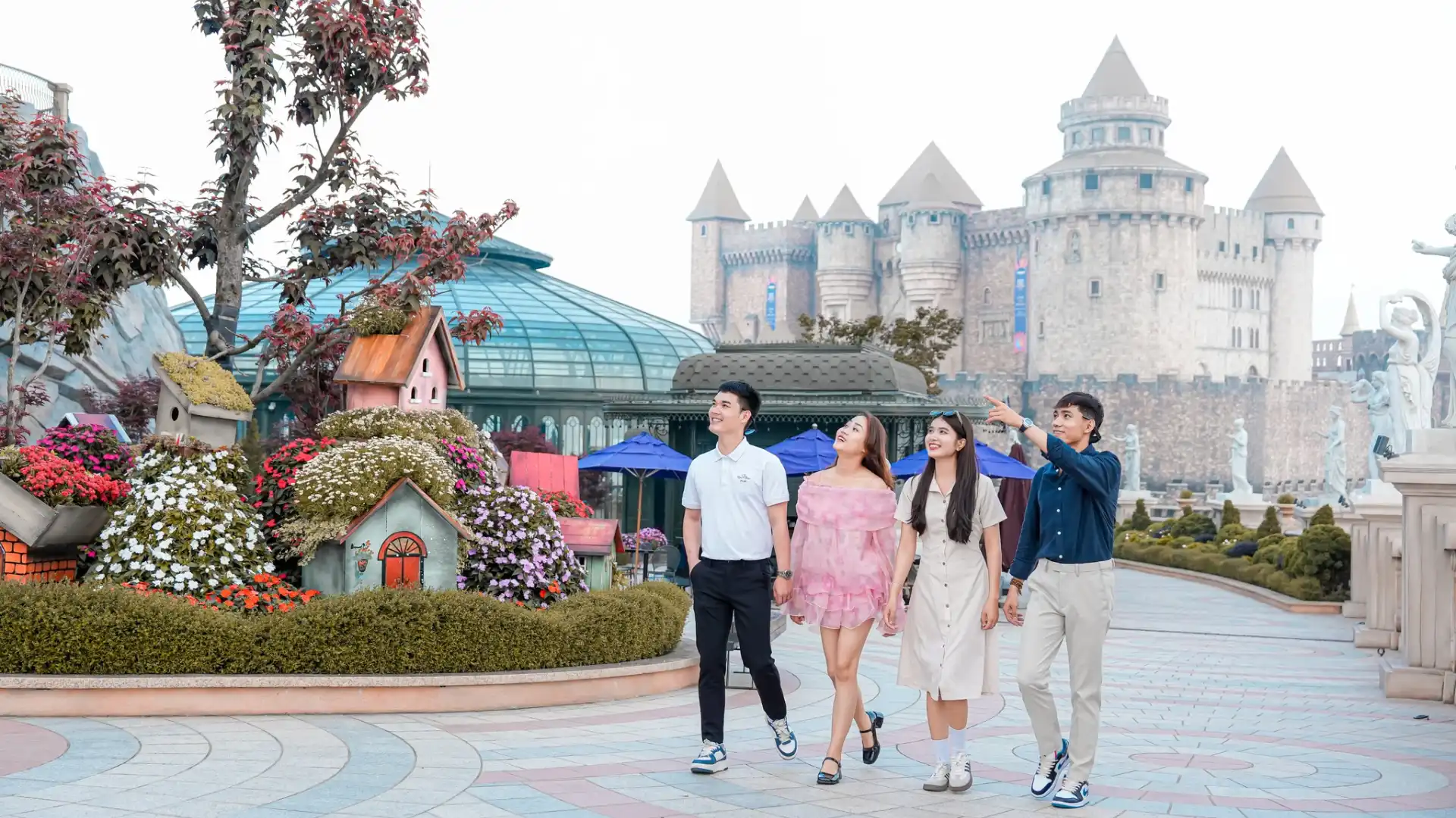 Du khách check-in tại Làng Pháp