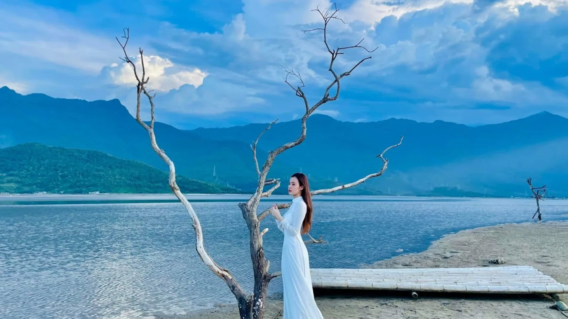 Du khách check-in tại vịnh Lăng Cô