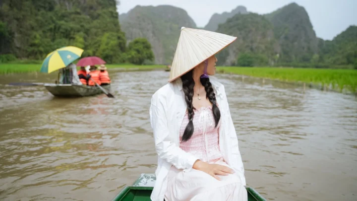 Du khách check-in trên thuyền, trải nghiệm Tam Cốc, Tour 1 ngày.