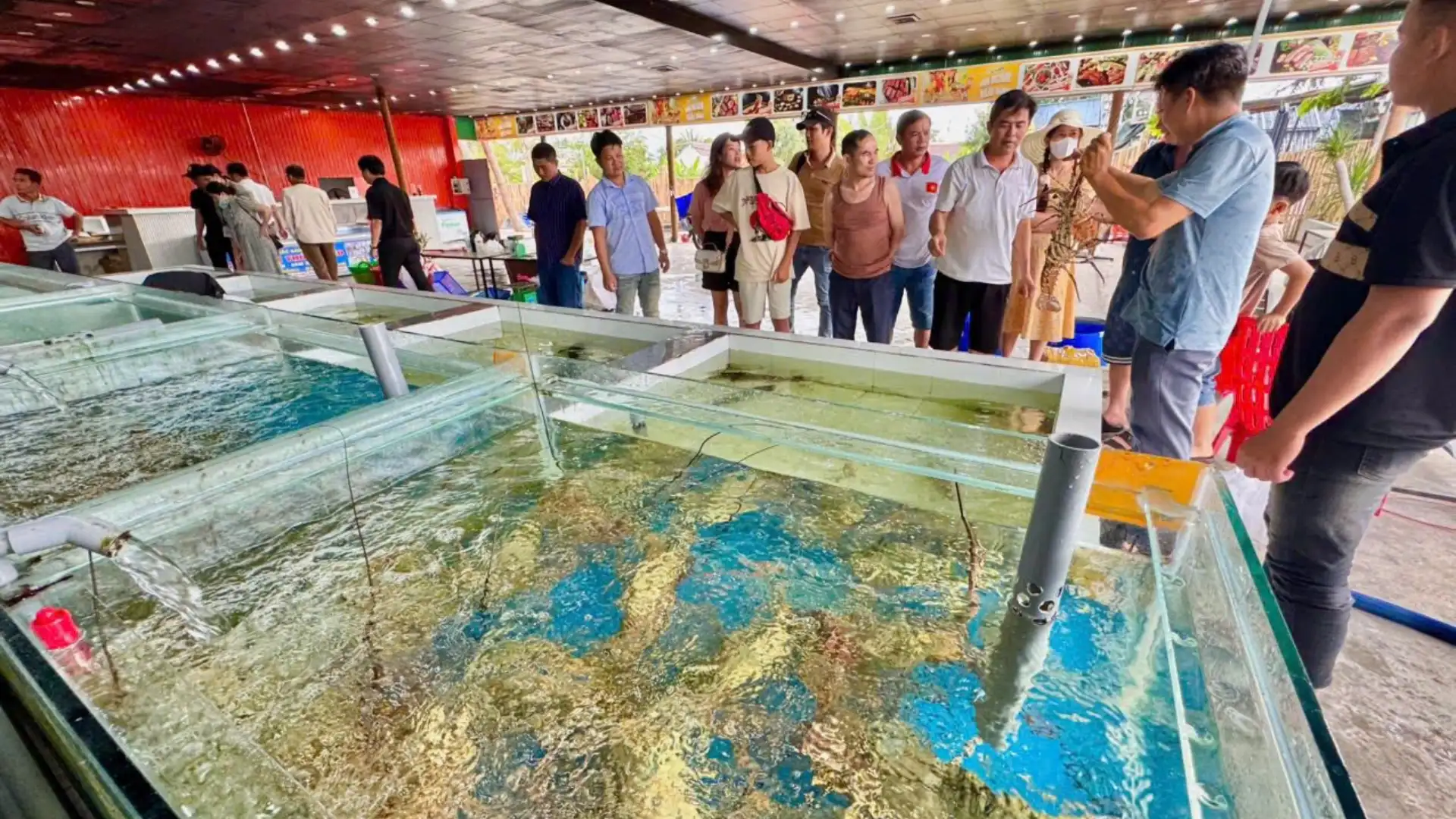 Du khách chọn hải sản tại Đầm Thủy Triều - Bãi Dài