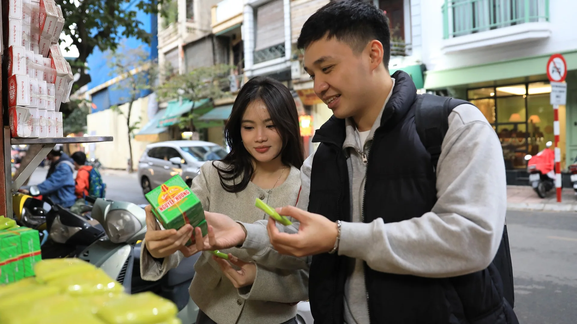 Du khách đang chọn mua bánh cốm Hàng Than