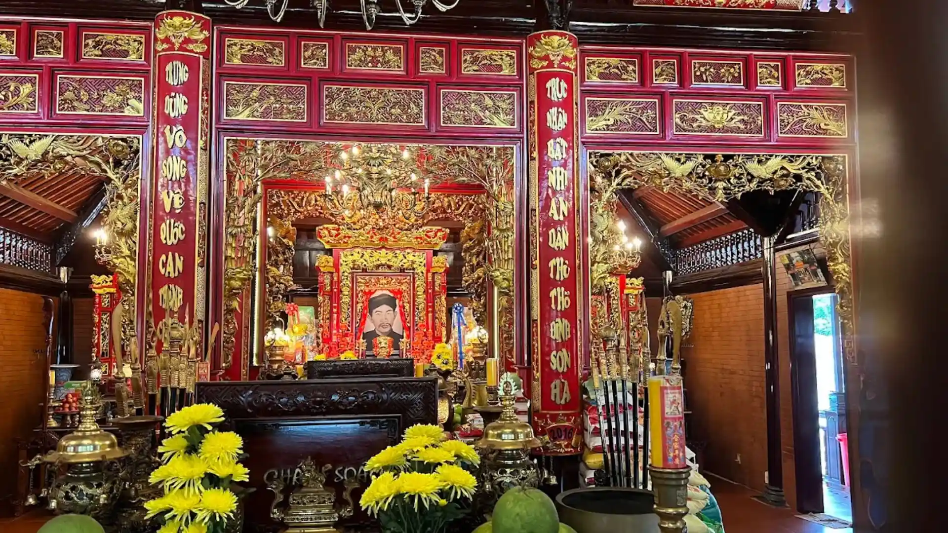 du khách đến đình thần nguyễn trung trực cầu bình an, sự nghiệp thuận lợi và bảo hộ gia đình