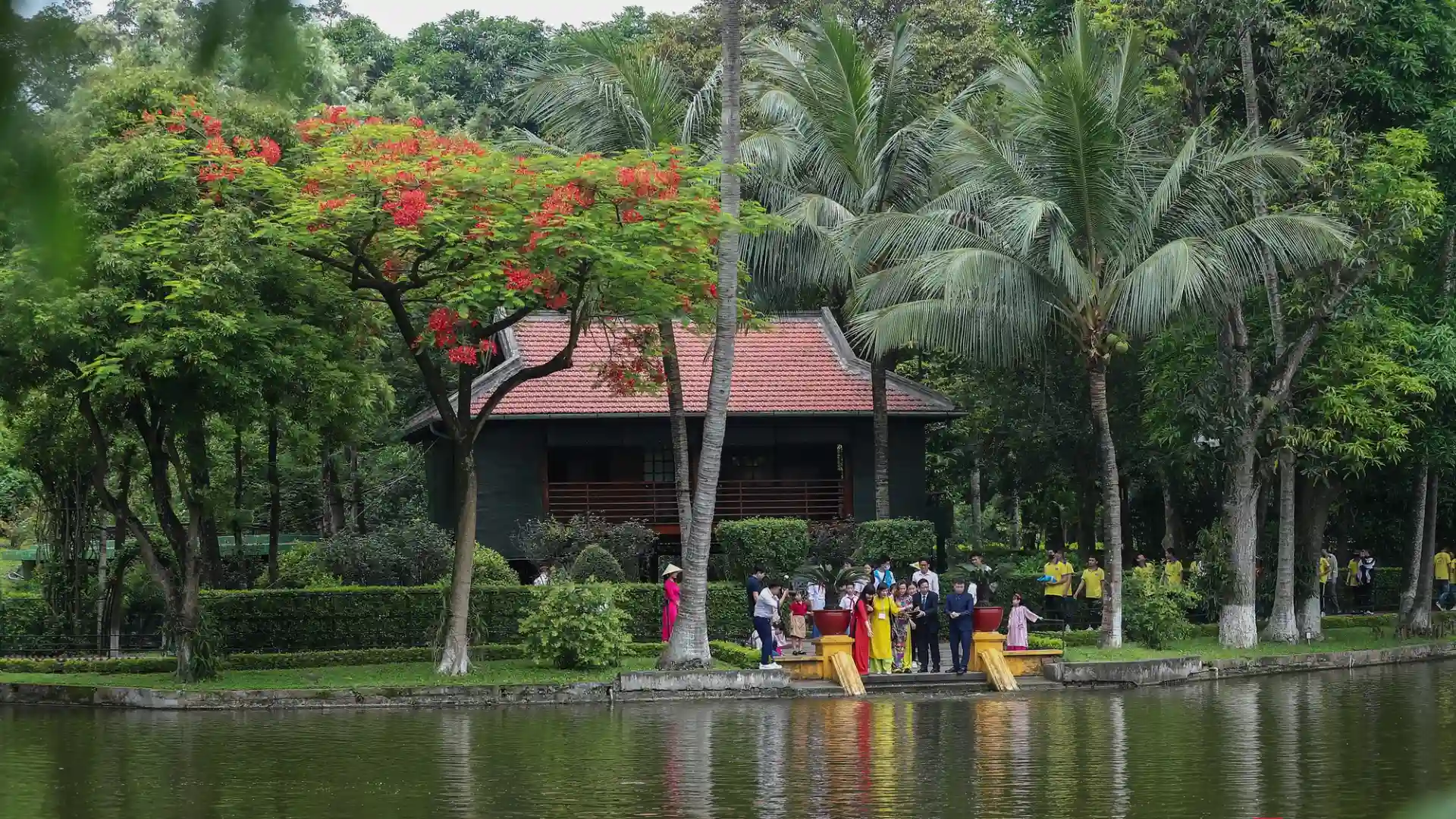 Du khách tham quan vườn cây, ao cá trong Phủ Chủ Tịch