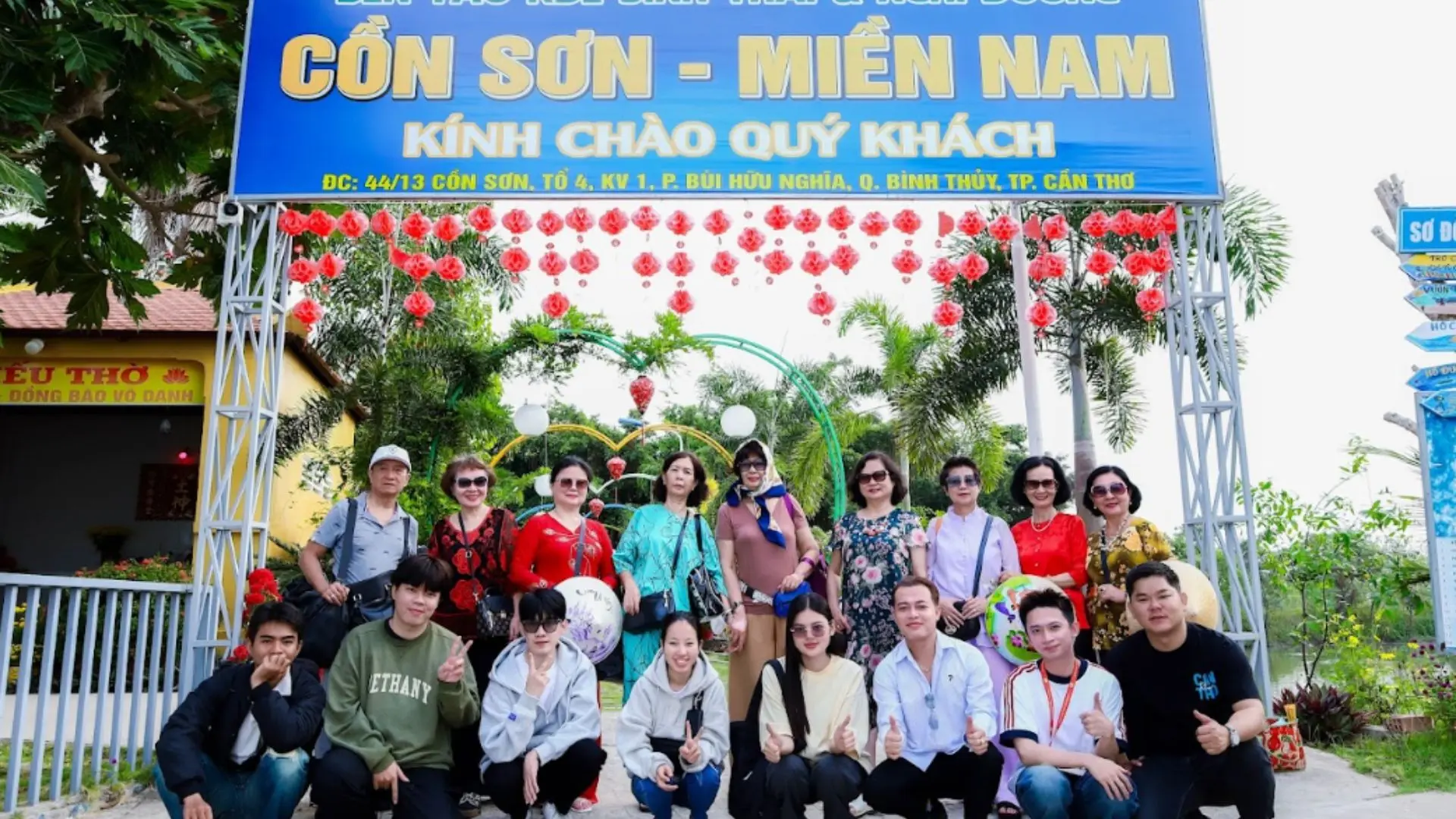 Du khách tham gia tour trải nghiệm đám giỗ bên cồn