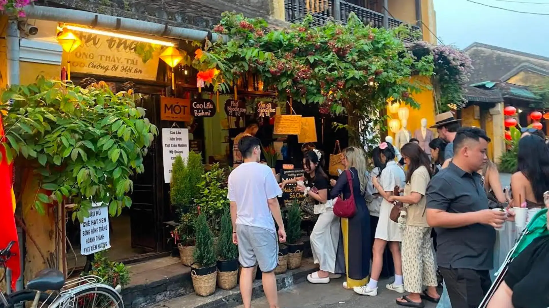 Quán Mót Hội An đông nghịt khách