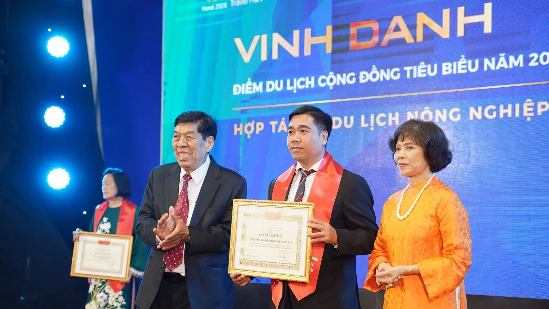 Đại diện Nụ Cười Mê Kông nhận giải thưởng điểm du lịch cộng đồng tiêu biểu 2025
