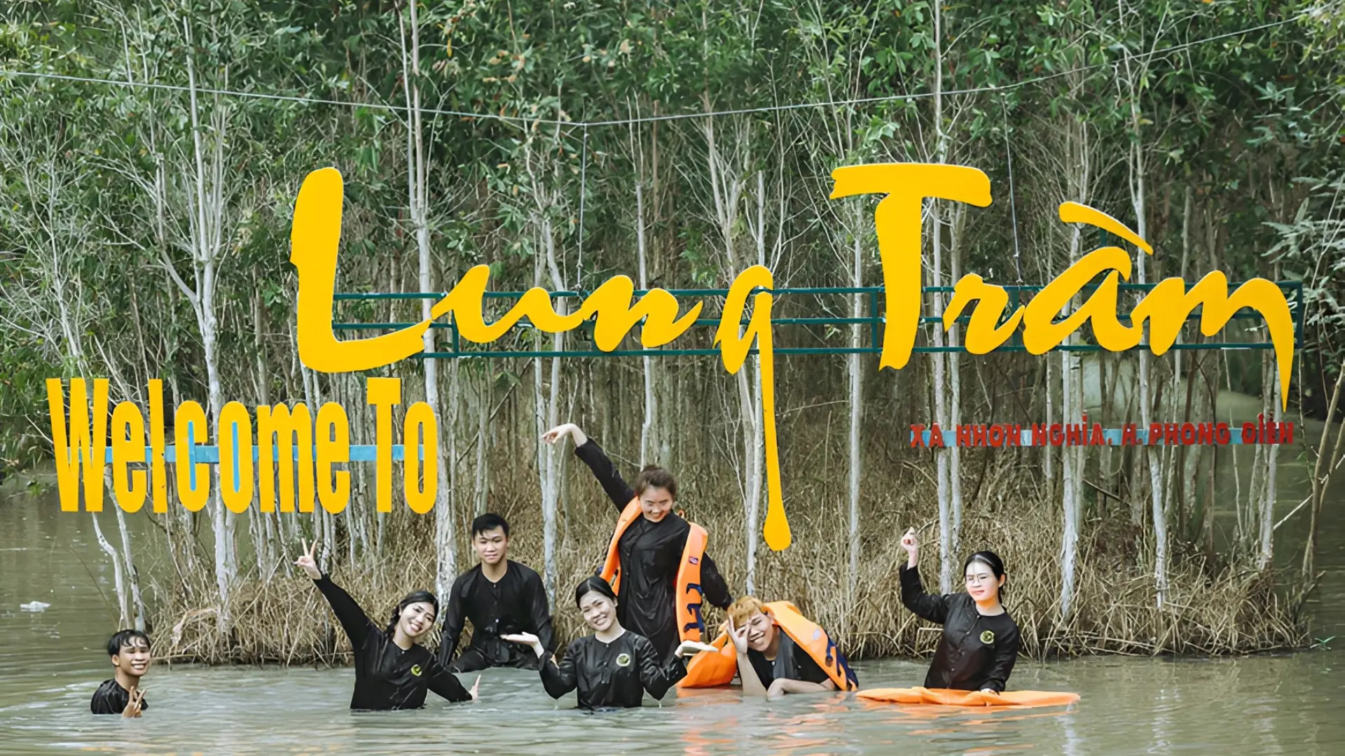 Vườn Du Lịch Sinh Thái Lung Tràm: Trải nghiệm sông nước, hái trái cây tại vườn và tham gia các trò chơi dân gian thú vị.