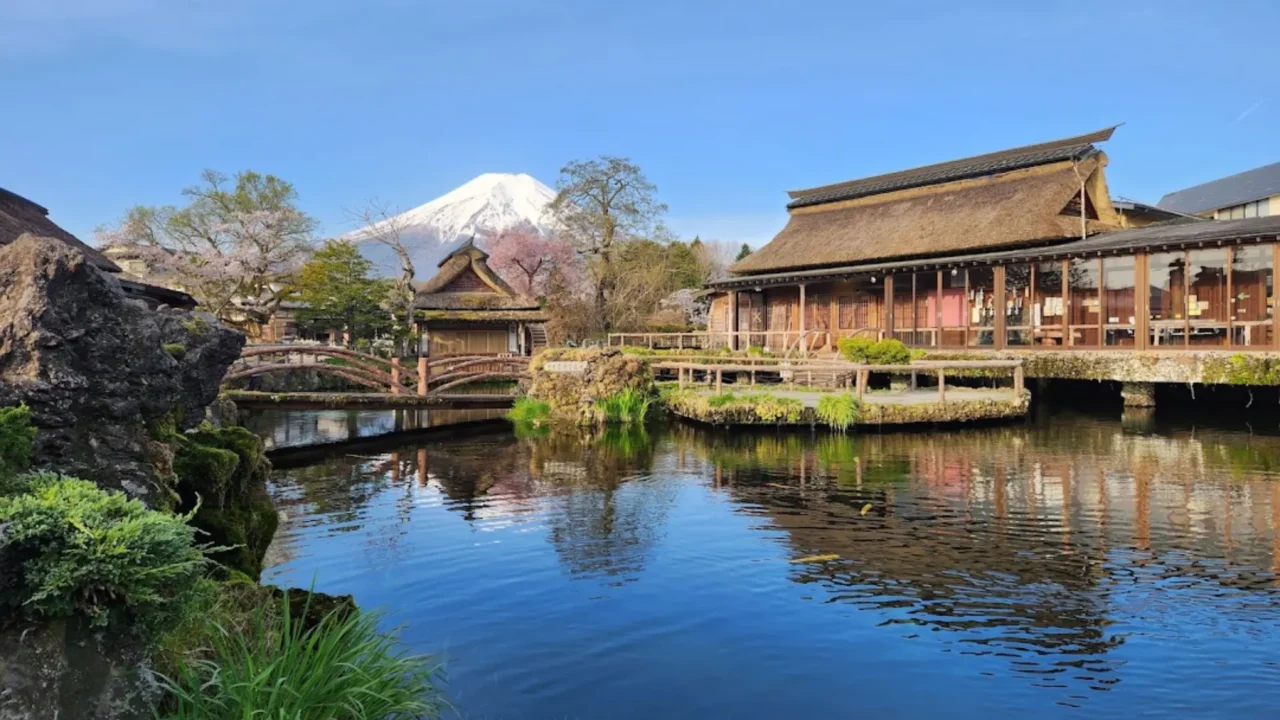 Làng cổ Oshino Hakkai trong tour Nhật Bản 5 ngày 4 đêm