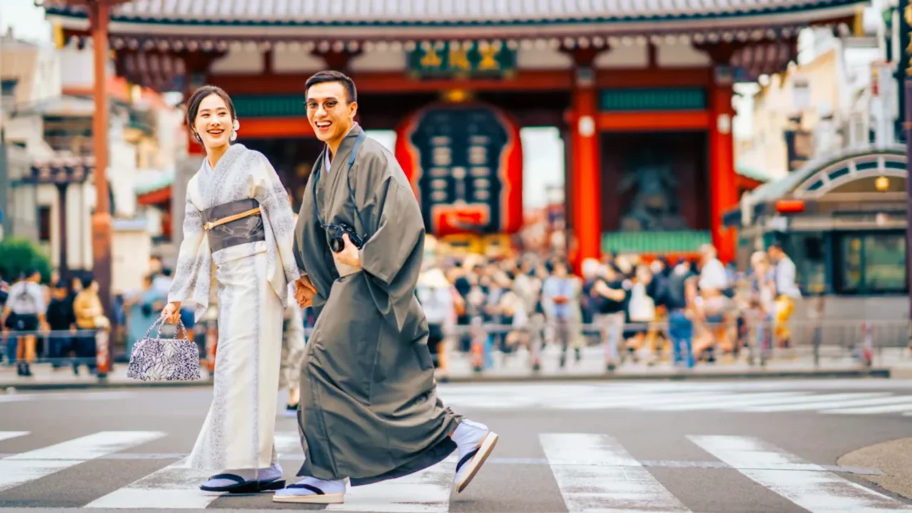 Du khách mặc kimono truyền thống