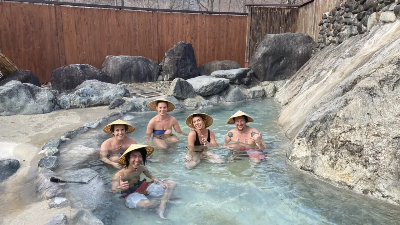 Tắm onsen trong tour Nhật Bản 5 ngày 4 đêm