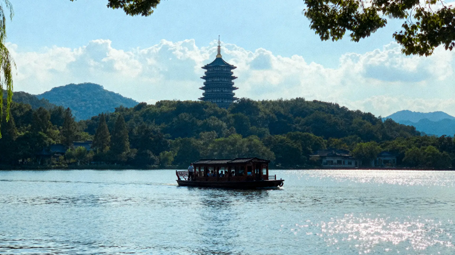 Dạo thuyền Tây Hồ Hàng Châu – tour Thượng Hải Bắc Kinh