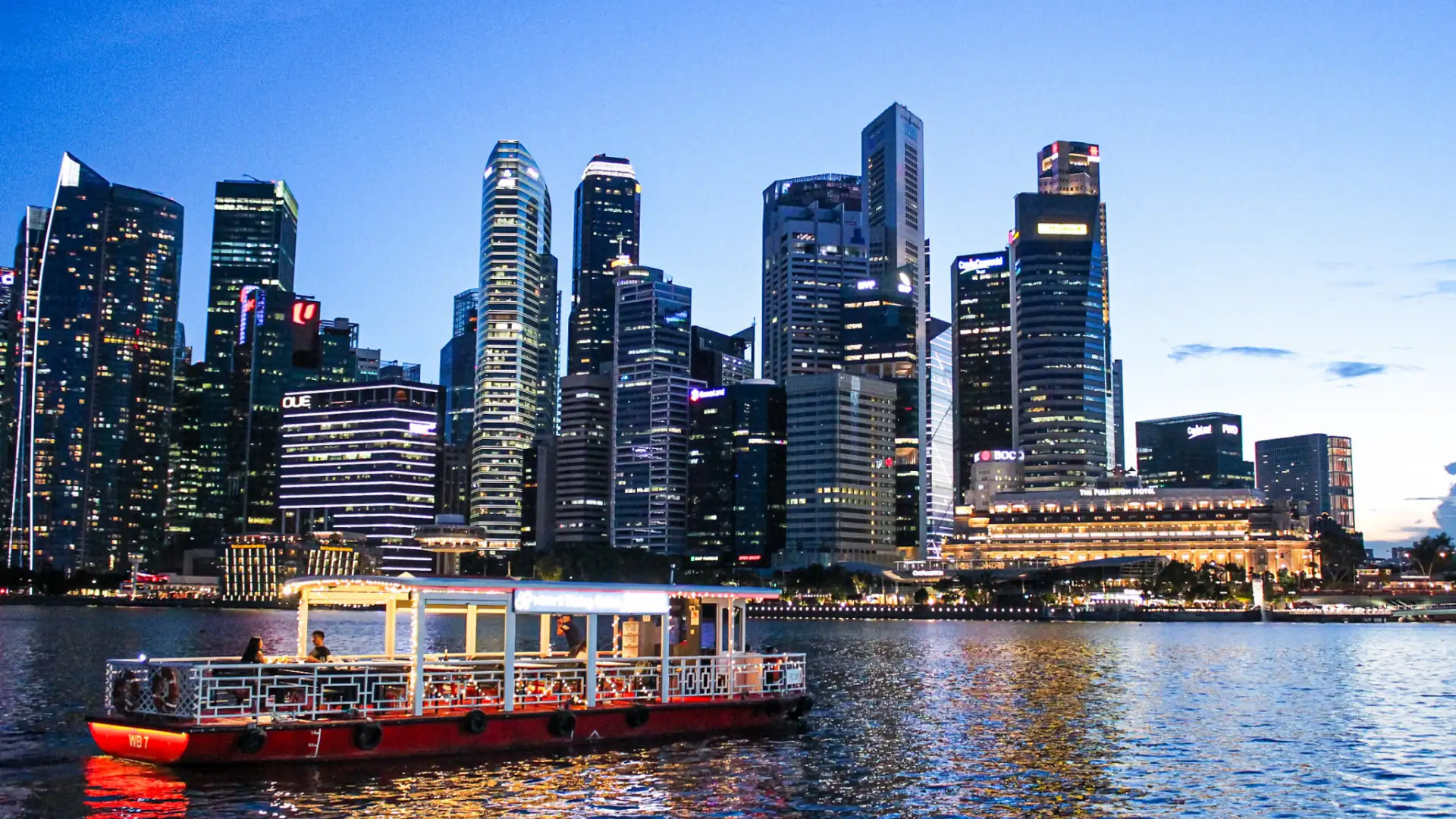 Du thuyền buổi tối trên sông Singapore – Tour Singapore Malaysia giá tốt