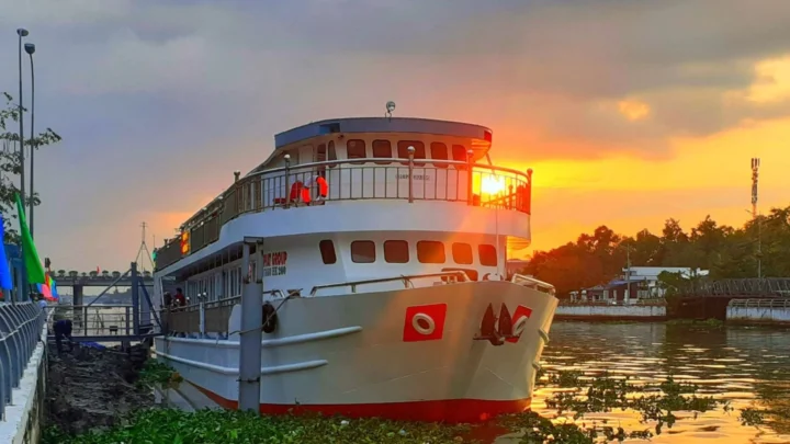 Toàn cảnh du thuyền Nụ Cười Mê Kông đón du khách lên du thuyền tham dự lễ hội sông nước Cần Thơ
