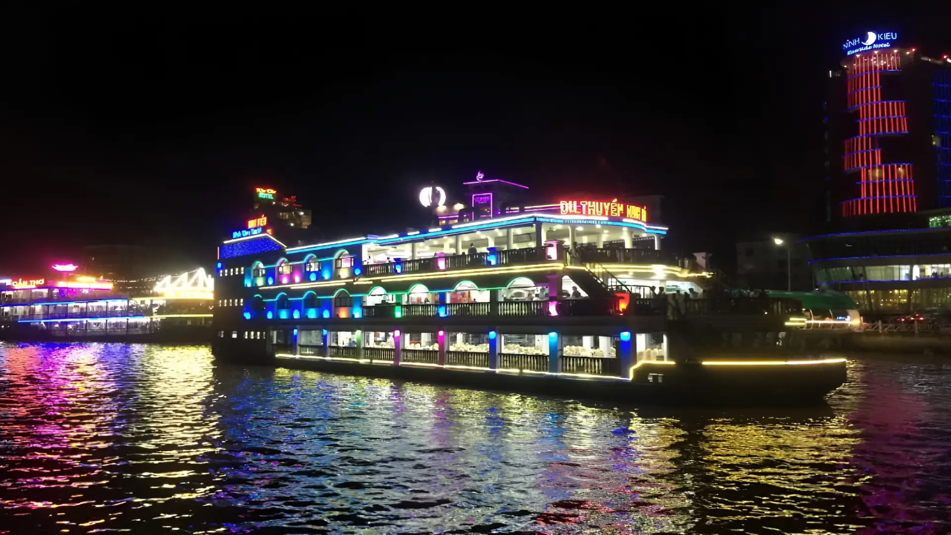 Du thuyền Ninh Kiều