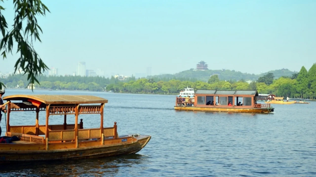 Du thuyền Tây Hồ – trải nghiệm nên thơ trong tour Hàng Châu Bắc Kinh