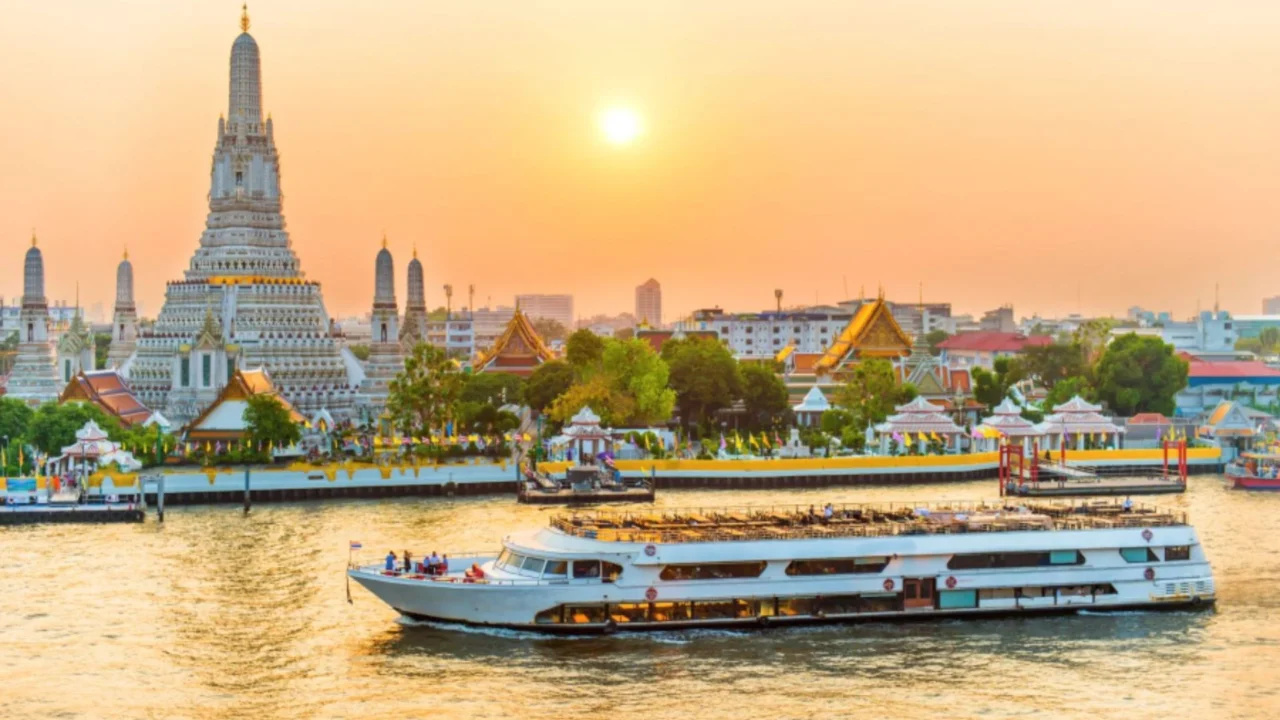 Du thuyền trên sông Chao Phraya với cá nổi quanh thuyền