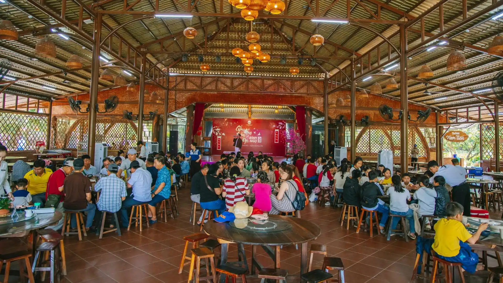 Bữa ăn đặc sản miền Tây trong tour về miền thương 2 ngày 1 đêm tại Cần Thơ