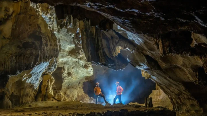 Dừng chân check-in trong hang đá, tour Hang Chà Lòi.