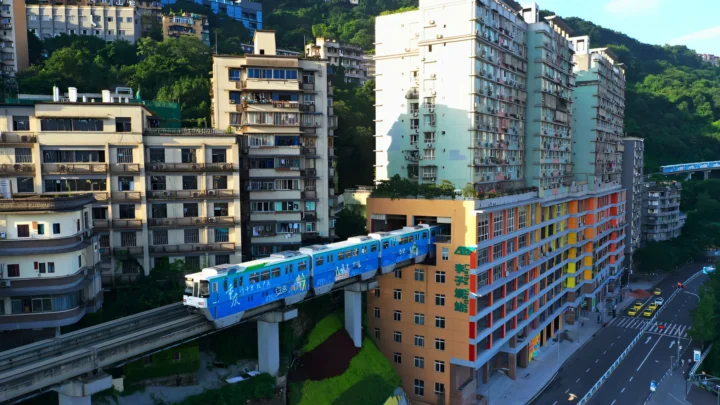 Ga tàu điện nổi tiếng ở Trùng Khánh, nơi tàu chạy xuyên qua chung cư cao tầng