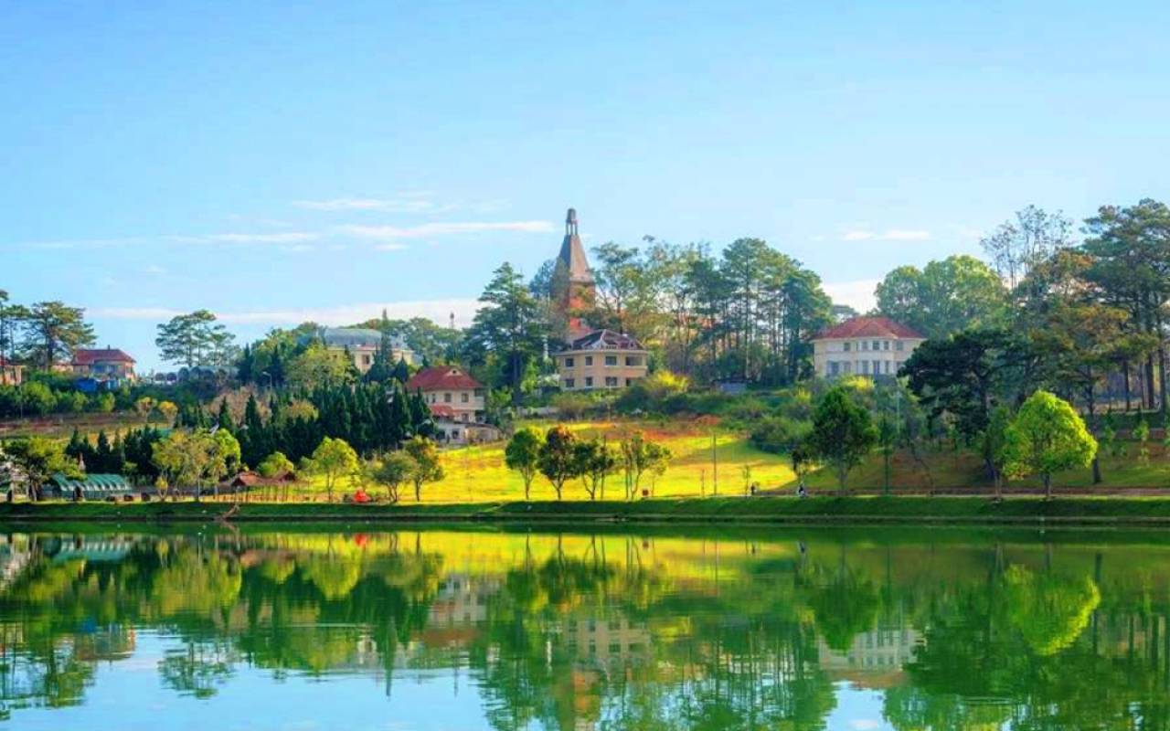 Hồ Xuân Hương trong xanh giữa sắc trời