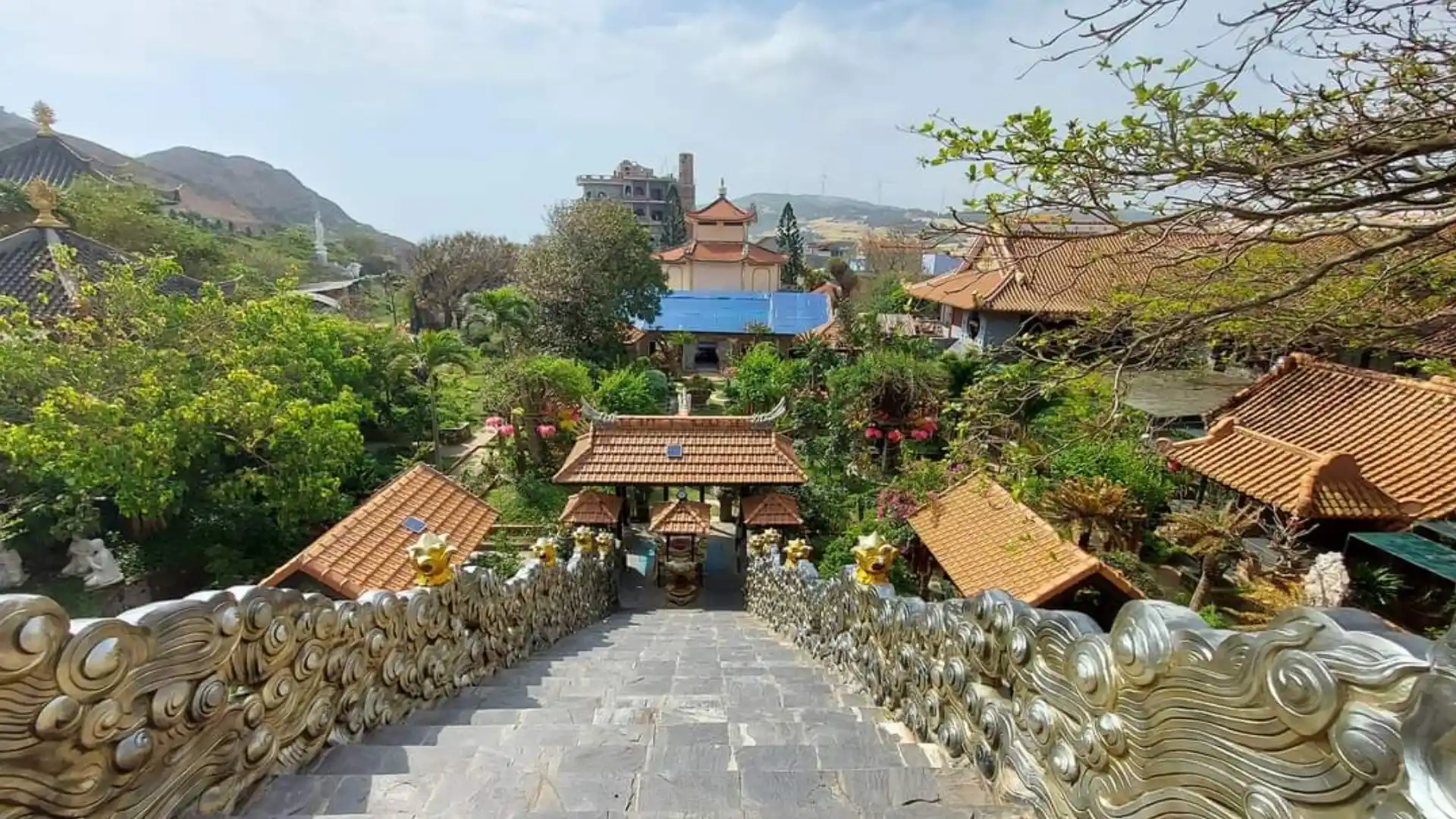 Cầu thang đá lên Tịnh xá Ngọc Hòa