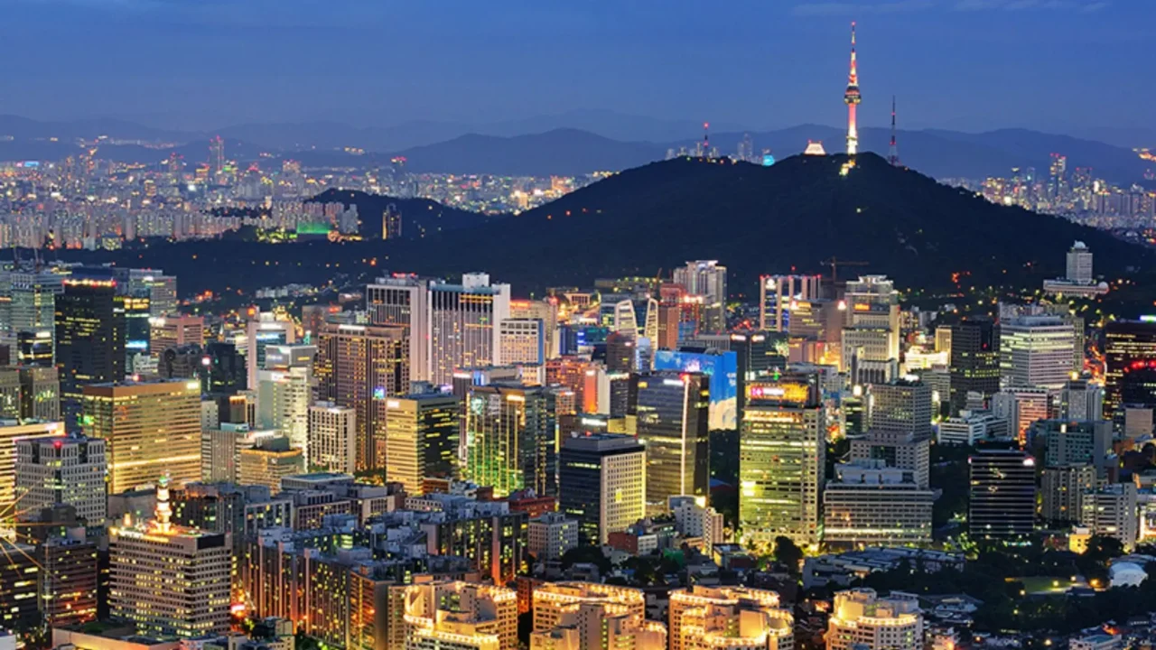 Đường phố Seoul sáng đèn về đêm, hiện đại và sầm uất.