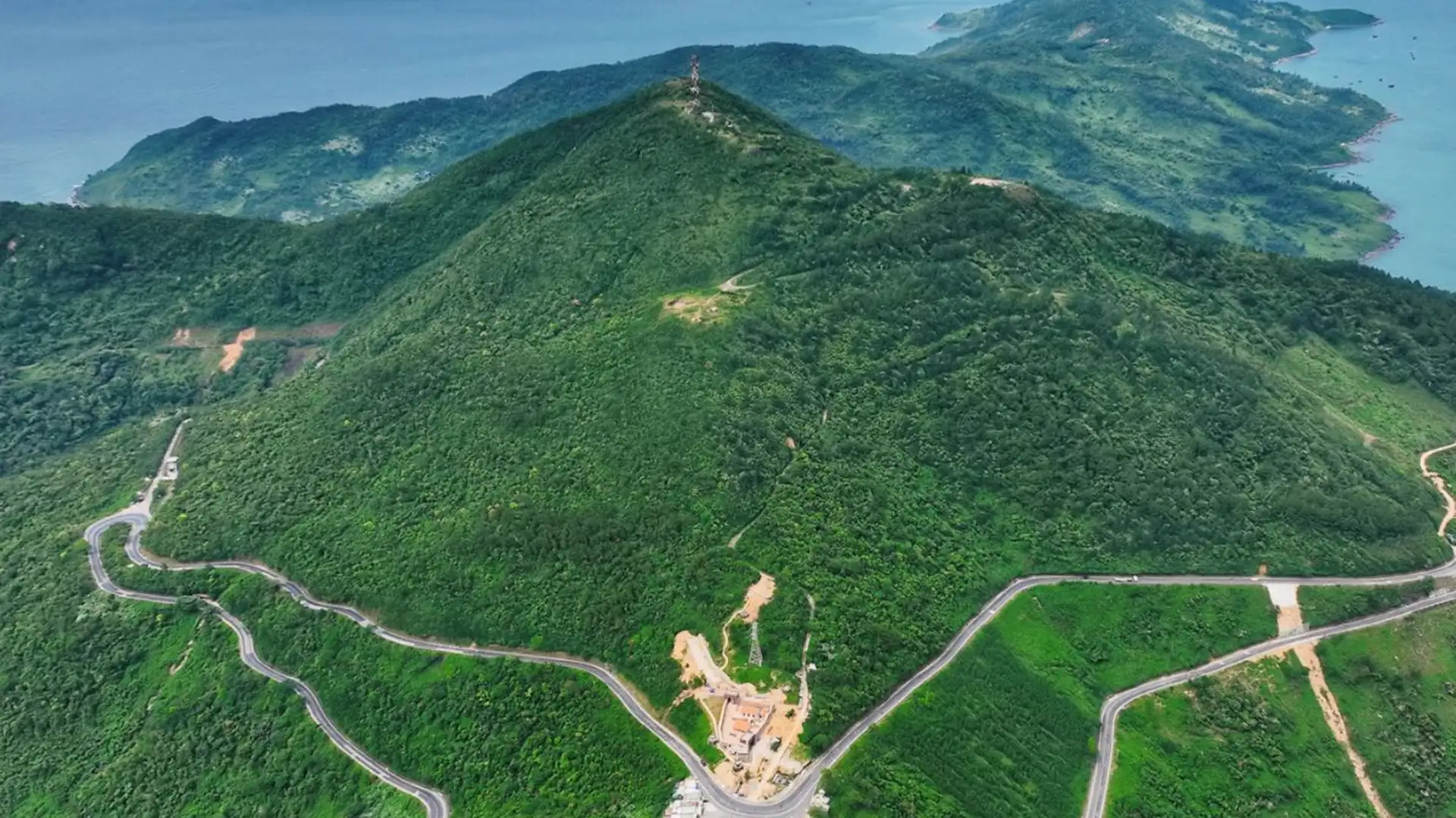 Đường Trường Sơn hùng vĩ khi nhìn từ trên cao