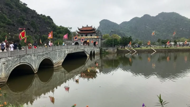 Đường dẫn vào Cố đô Hoa Lư, di tích lịch sử, Tour Hoa Lư Tam Cốc.