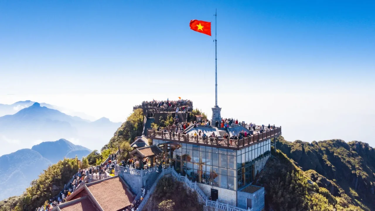 chinh phục đỉnh fansipan trong tour miền bắc