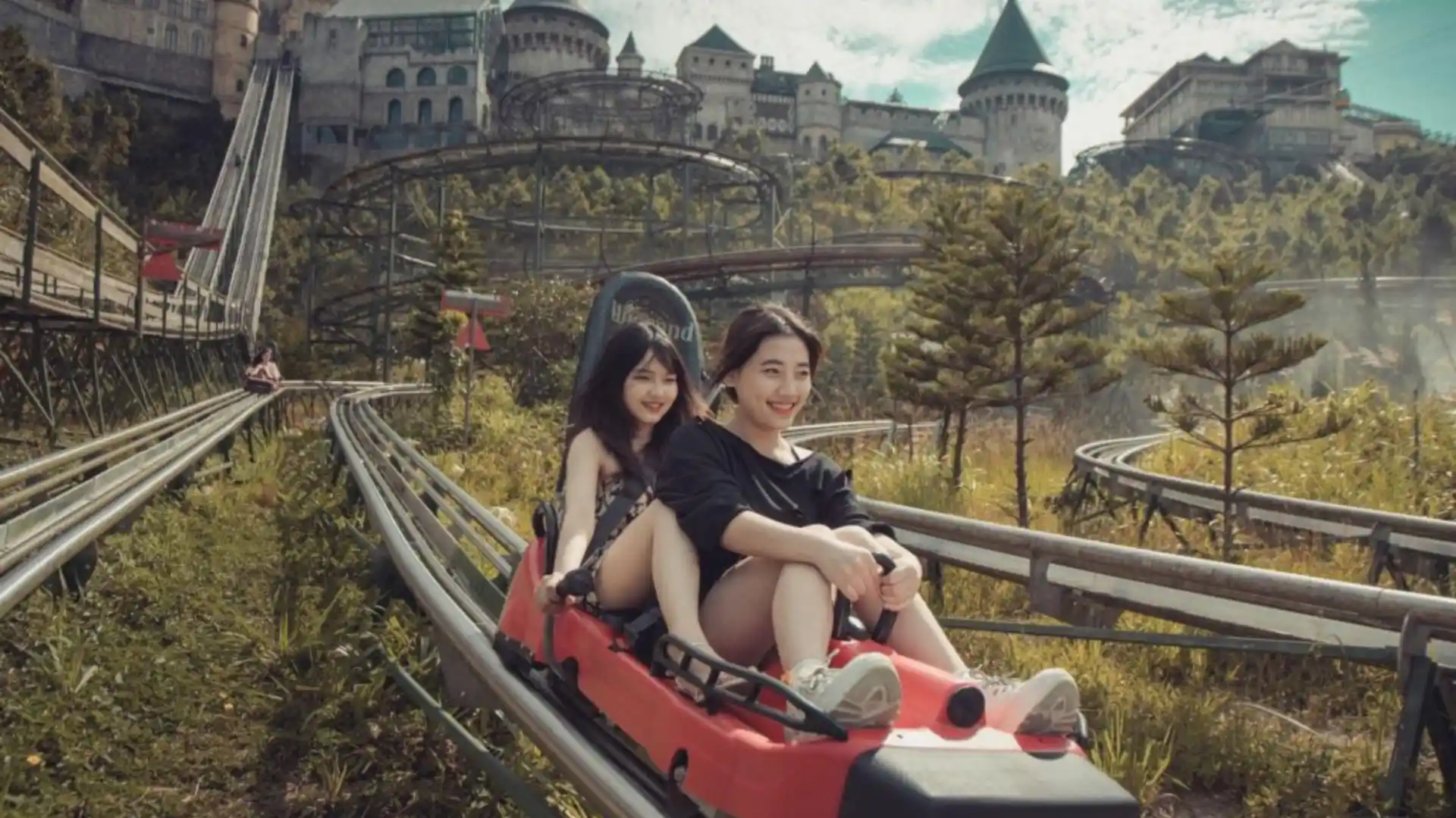 Chơi tàu lượng tại Fantasy Park