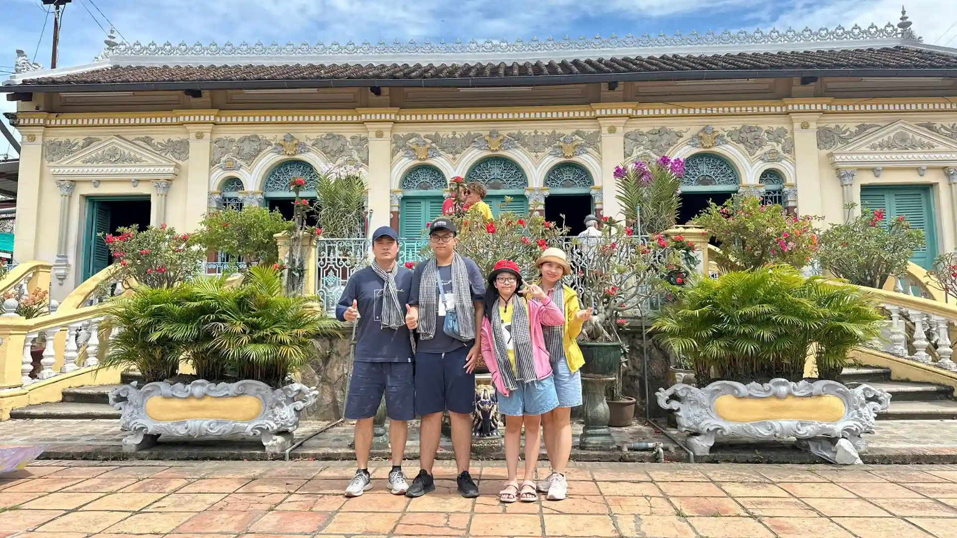 Khách tham quan nhà cổ Bình Thủy tour Cần Thơ 1 ngày