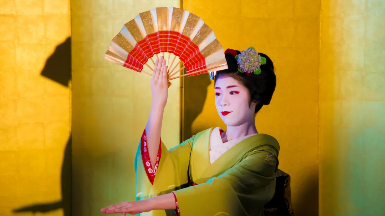 Thưởng thức Geisha Show nghệ thuật đặc sắc trong tour Nhật Bản mùa thu