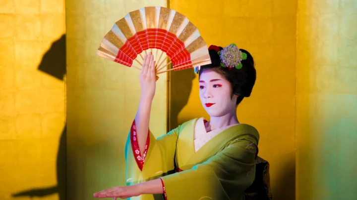 Thưởng thức Geisha Show nghệ thuật đặc sắc trong tour Nhật Bản mùa thu