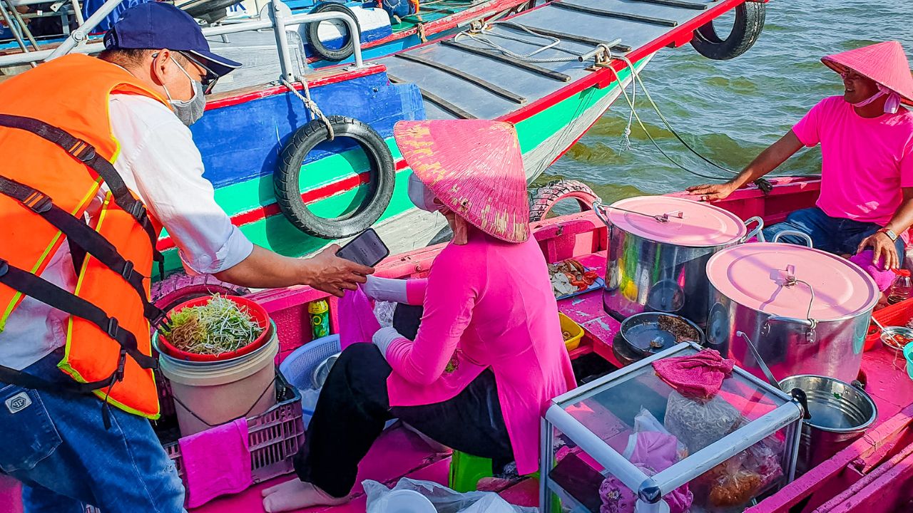 Ghe bún riêu màu hồng ấn tượng trên chợ nổi