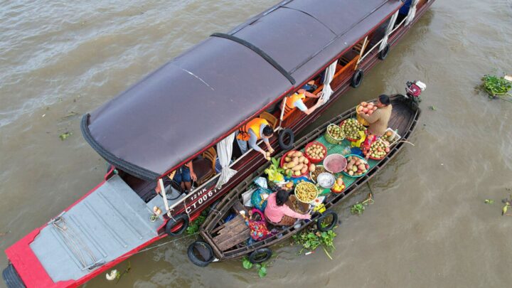 khách du lịch dừng tàu mua trái cây trên sông