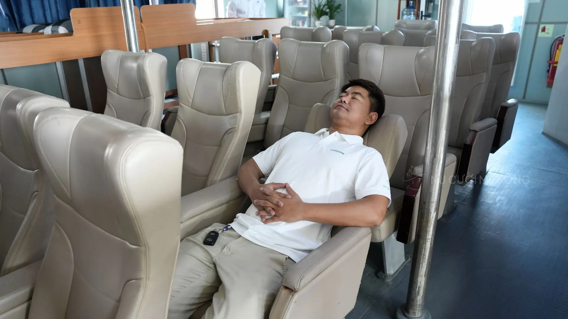 Ghế của tàu Phú Quý Express cao cấp có thể ngả lưng 180 độ