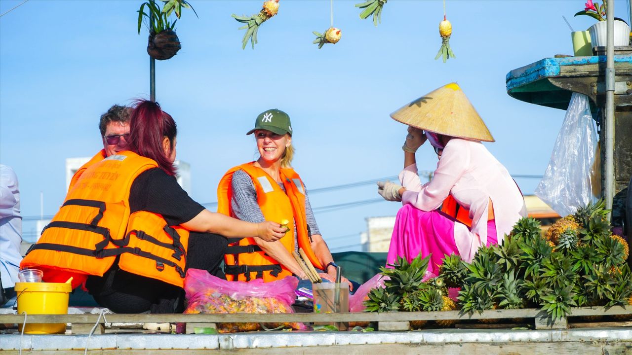 Ghe khóm người dân thu hút khách du lịch