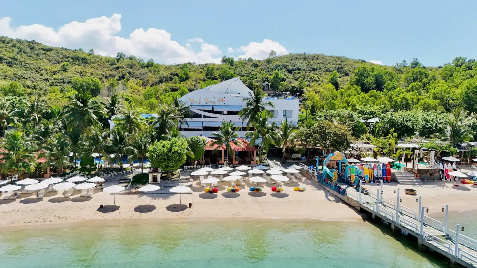 Ghế, lều tắm nắng, nghỉ ngơi tại Vịnh San Hô