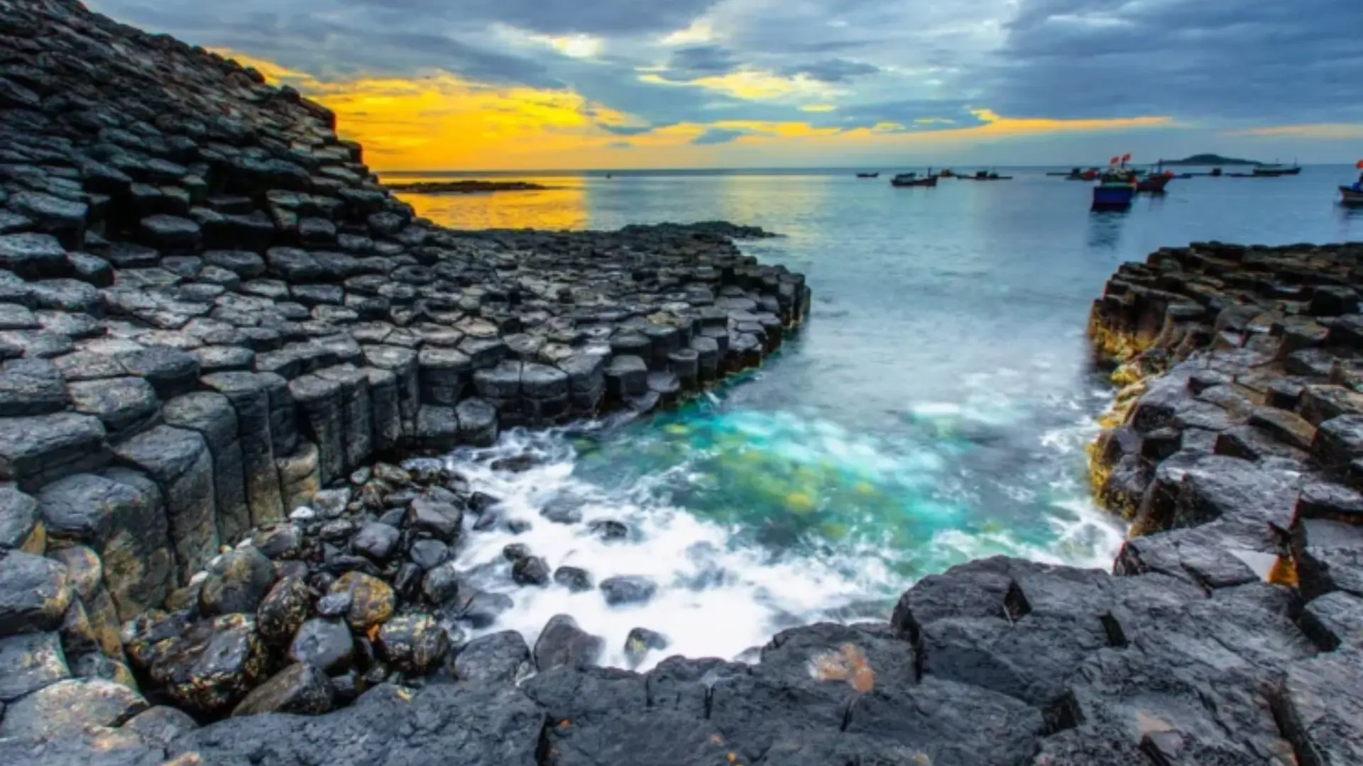 Ghềnh đá đĩa, địa điểm thăm quan gần Nhà thờ Mằng Lăng