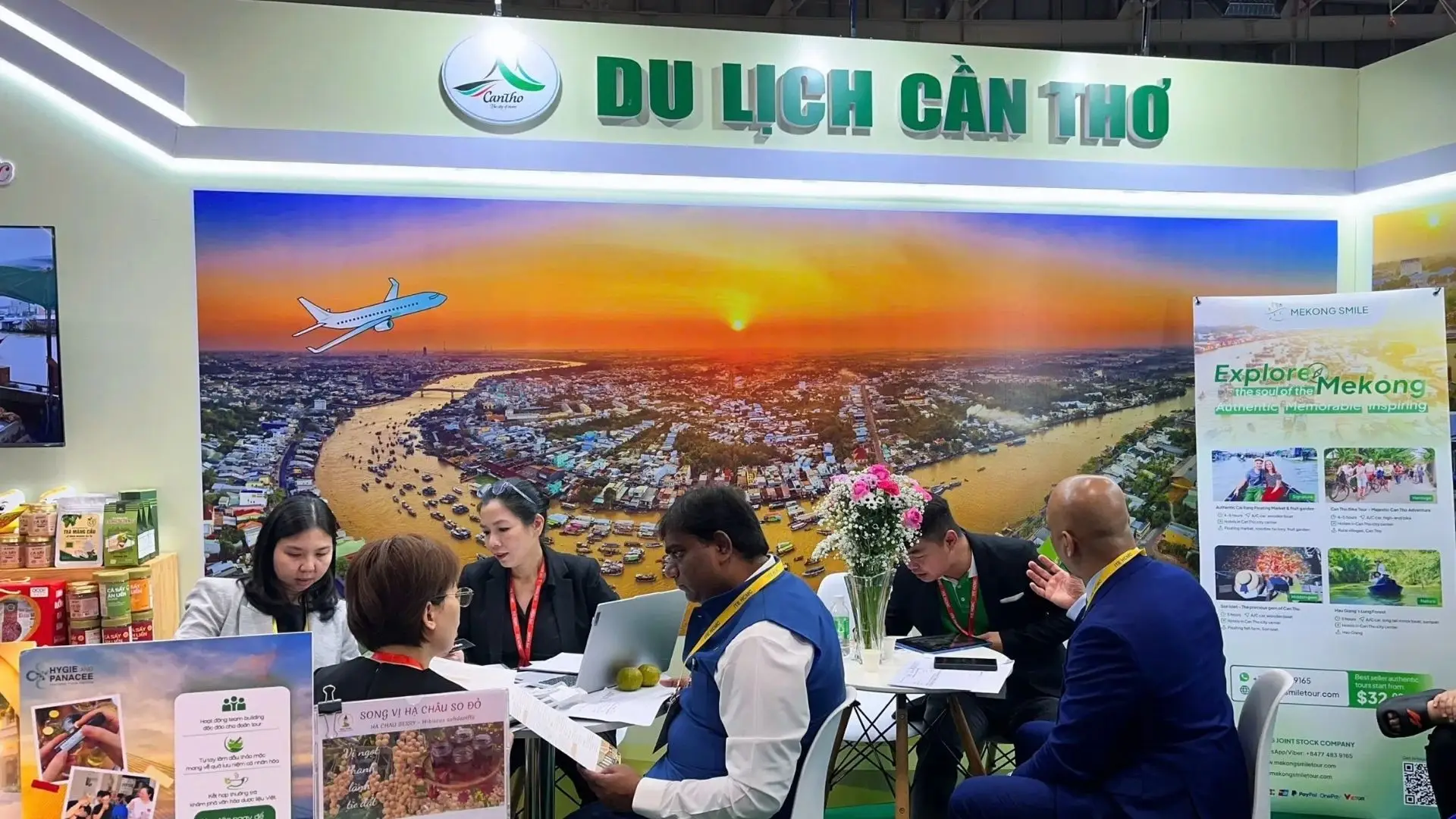 Không gian trưng bày hình ảnh và sản phẩm du lịch Cần Thơ tại hội chợ ITE HCMC 2025.