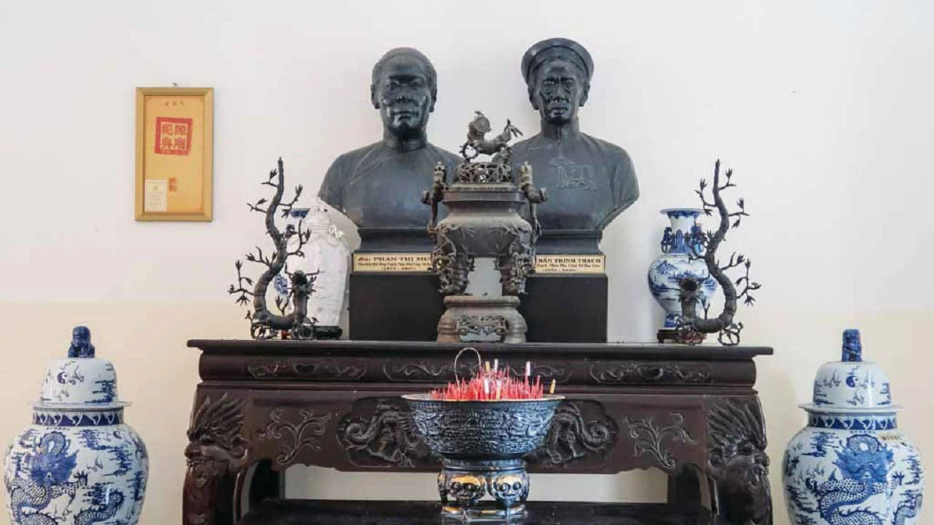 Gian thờ cha mẹ Công tử Bạc Liêu