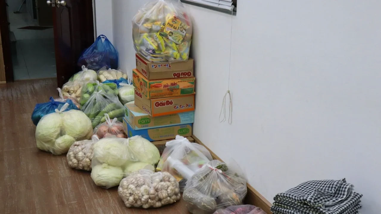 Gieo Nụ Cười chuẩn bị thực phẩm và đồ ăn cho hoạt động thiện nguyện