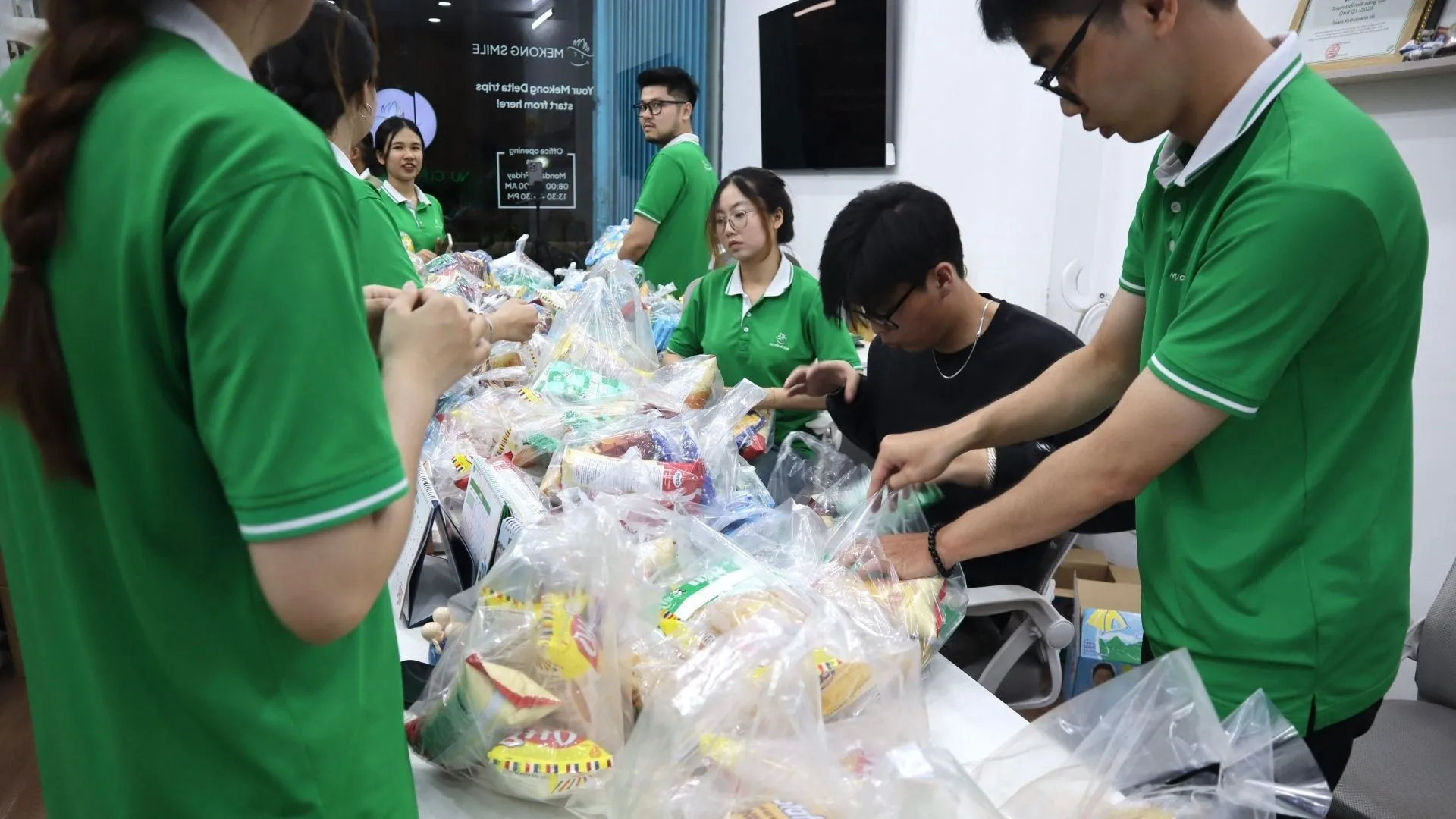 Gieo Nụ Cười chuẩn bị hoạt động thiện nguyện với các phần quà được sắp xếp chu đáo