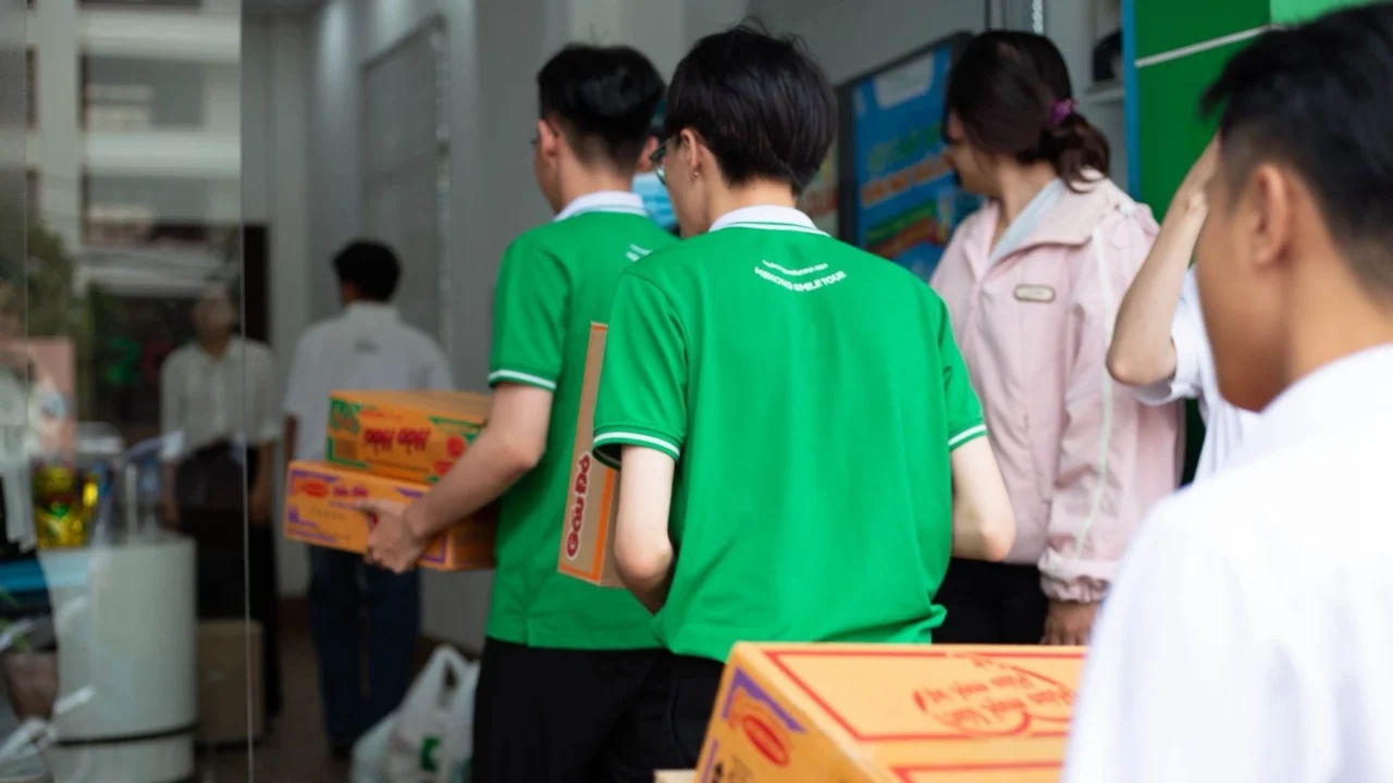 Gieo Nụ Cười chuẩn bị vận chuyển quà tặng vào khu vực thiện nguyện