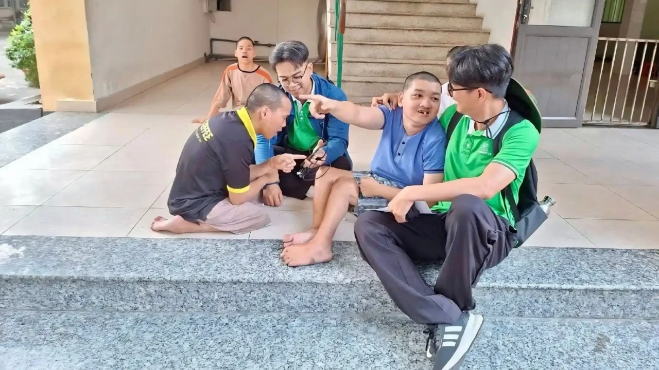 Gieo Nụ Cười trao quà và thăm hỏi người khuyết tật với sự quan tâm chân thành