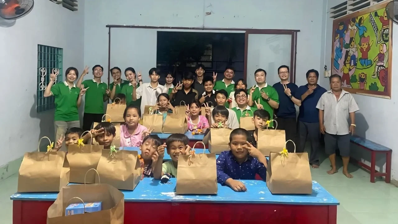 Gieo Nụ Cười trao quà cho trẻ em với nụ cười rạng rỡ và niềm vui hồn nhiên